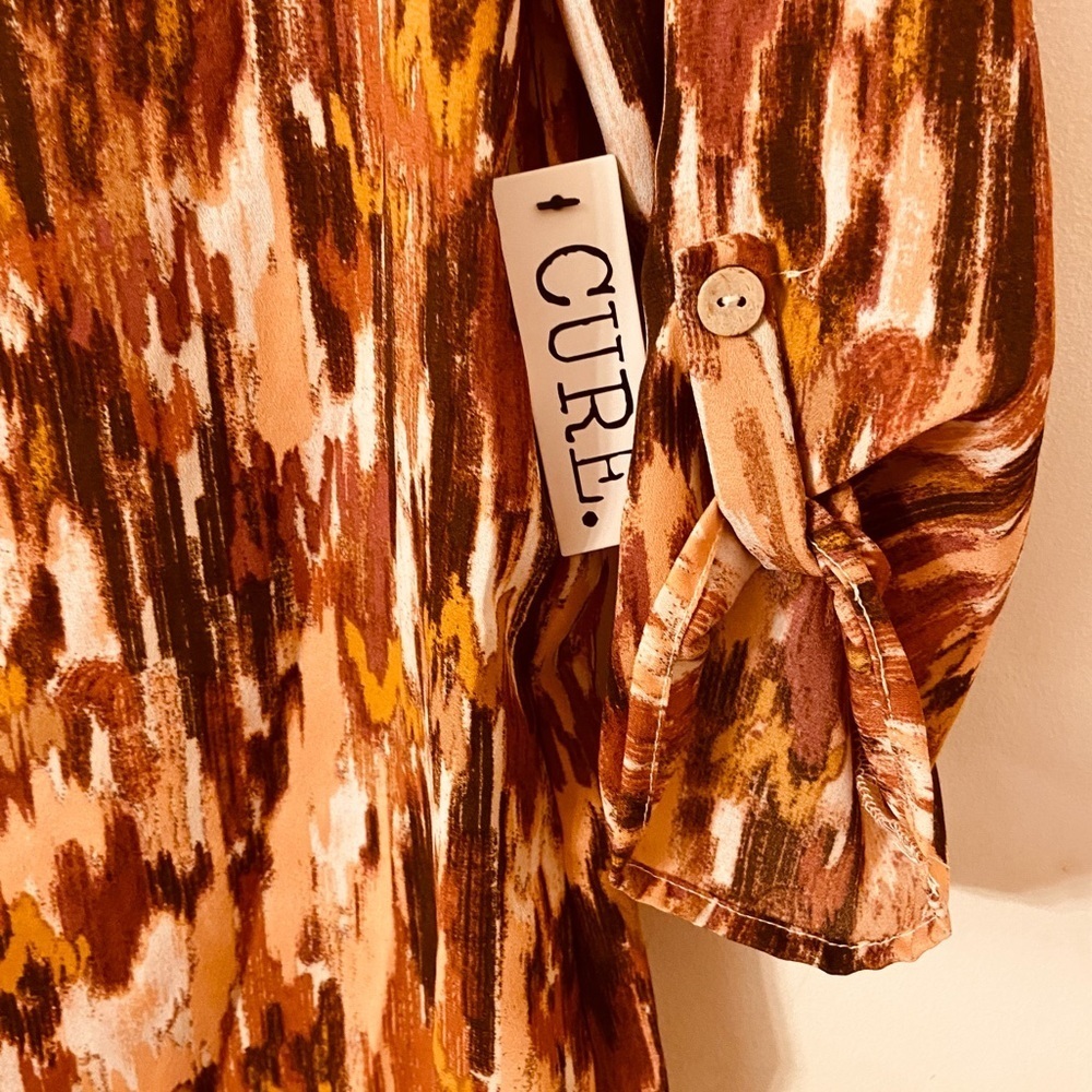 Cure Pullover Bright Abstract Print 3/4 Sleeves High Low Blouse in Brown. - Picture 5 of 8